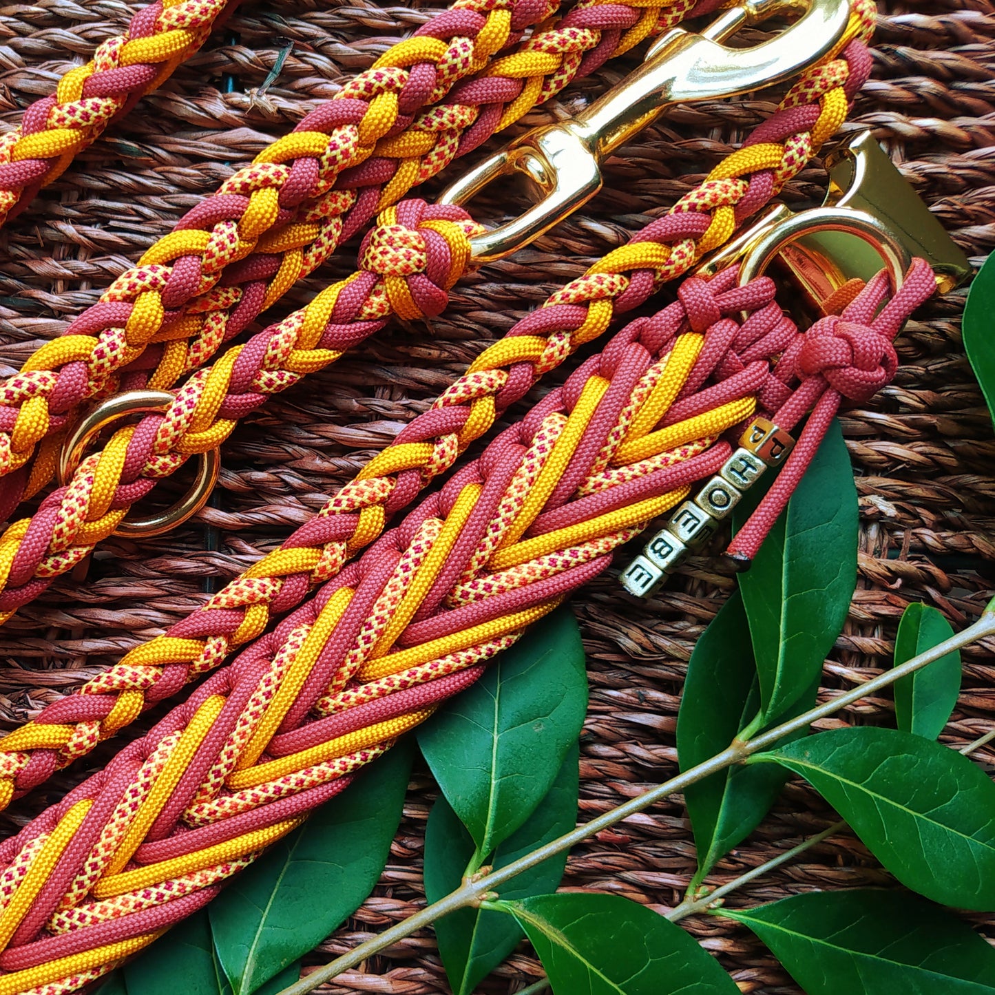 Paracord Halsband Arrow - Farben: Crimson, Sweet Fall, Goldenrod